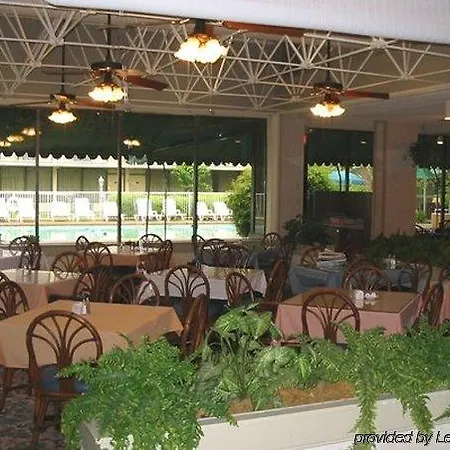 Columbus Inn & Suites 